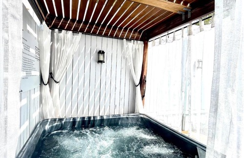 Coolum Beach House | Private Outdoor Spa, Fire Pit - THE RETREAT COOLUM BEACH