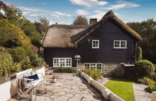 Lee Cottage | Private Outdoor Swimming Pool, close to the beach April - September