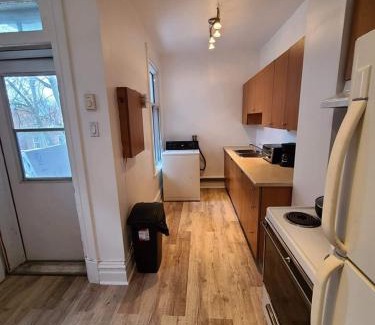 Mile End House | Private Parking Metro Rosemont Full Kitchen