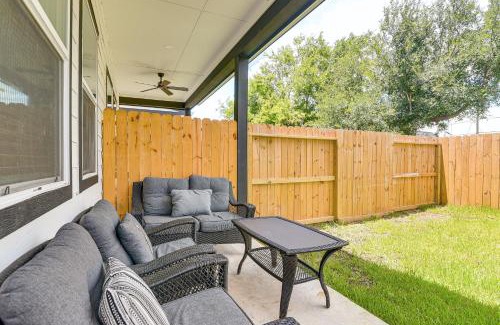 Southeast Houston House | Private Patio and Yard Houston Retreat Near Golf!