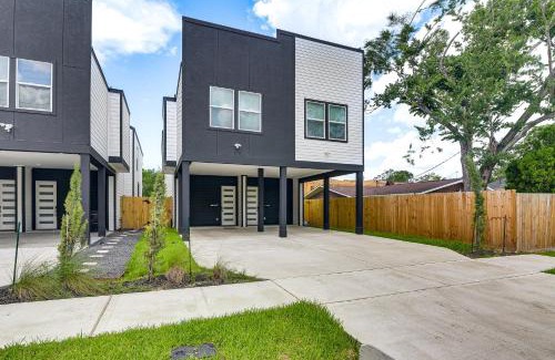 Southeast Houston House | Private Patio and Yard Houston Retreat Near Golf!