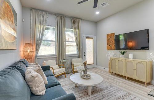 Southeast Houston House | Private Patio and Yard Houston Retreat Near Golf!