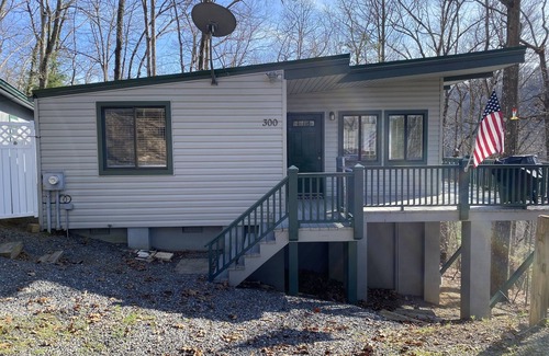 Hayesville Cabin | Private, peaceful mountain cabin in the woods with pretty views and sunsets.