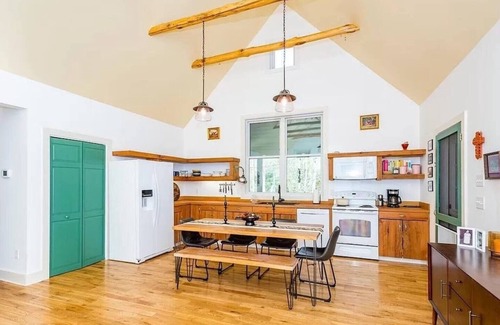 Marshall House | Private, Perfect Paradise. Artists' touches w/HOT TUB!