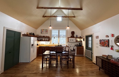 Marshall House | Private, Perfect Paradise. Artists' touches w/HOT TUB!