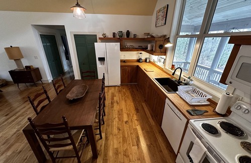 Marshall House | Private, Perfect Paradise. Artists' touches w/HOT TUB!
