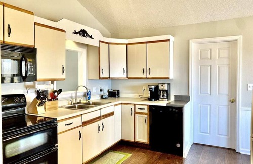 Lynn House | Private Pet friendly 5 bedroom home — 30 minutes to TIEC — Mountain Views!