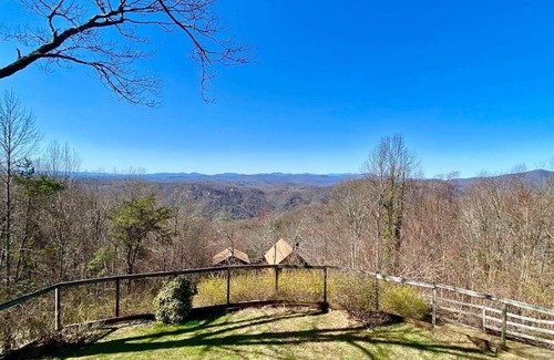 Lynn House | Private Pet friendly 5 bedroom home — 30 minutes to TIEC — Mountain Views!