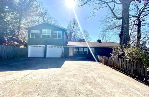 Lynn House | Private Pet friendly 5 bedroom home — 30 minutes to TIEC — Mountain Views!