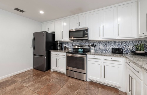 Grand Prairie House | Private Pickle-ball Court+Kids play backyard + 6 Flags +Cowboys + Airport