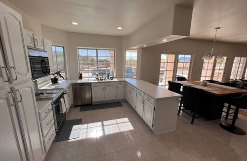 Foothills House | Private Pickleball, Pool & Putt-putt in Phoenix!
