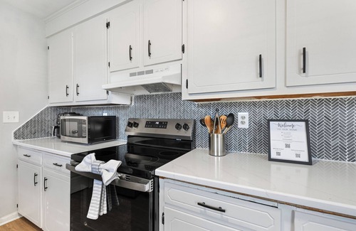 Summerville House | Private Pickleball/Basketball Court - Movie Room - Hot Tub