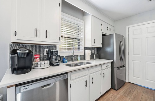 Summerville House | Private Pickleball/Basketball Court - Movie Room - Hot Tub