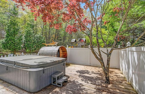 Stroudsburg House | Private Poconos Home w/Pool and 12 Person Hot tub Brand New