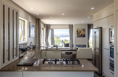 Oneroa House | Private pool and vast sea views, central 4 bedroom house