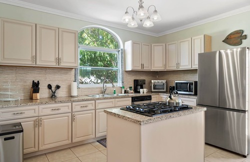Washington House | Private Pool! BBQ! 5 MIN TO BEACH!