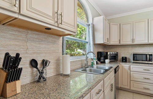 Washington House | Private Pool! BBQ! 5 MIN TO BEACH!