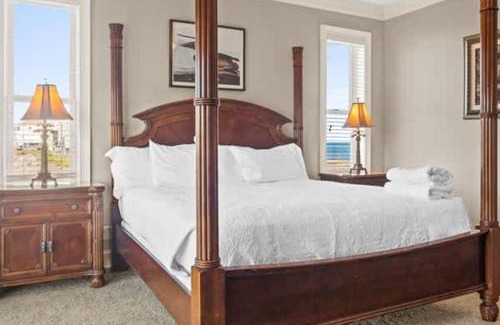 East End House | Private Pool Beach Front Sleeps 18 Family home