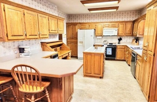Springfield House | Private Pool @ Majestic Oaks, Large House, Air Hockey, Cornhole, Firepit, KingBd