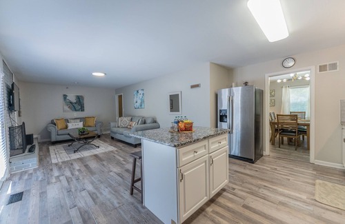 Riverdale House | Private pool Sleep12 Stylish Ranch Min from airport