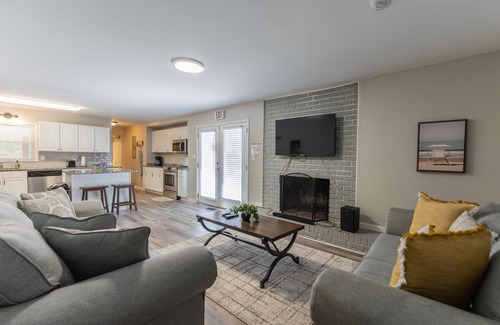 Riverdale House | Private pool Sleep12 Stylish Ranch Min from airport