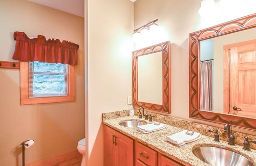 Apple Ridge Cabin | Private prop -10 min to Blowing Rock; large porch w/grill, firepit & fire place