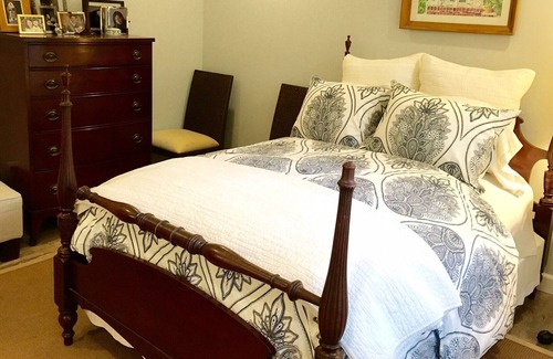 Columbia House | PRIVATE QUEEN BED ROOM WITH DEDICATED BATH IN STUNNING PRIVATE HOME NEAR MU