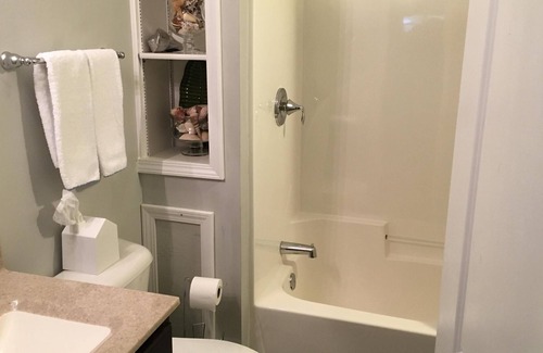 Columbia House | PRIVATE QUEEN BED ROOM WITH DEDICATED BATH IN STUNNING PRIVATE HOME NEAR MU
