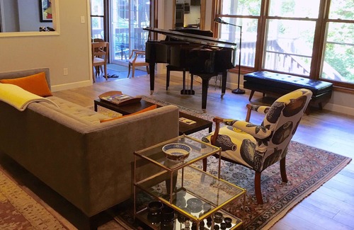 Columbia House | PRIVATE QUEEN BED ROOM WITH DEDICATED BATH IN STUNNING PRIVATE HOME NEAR MU