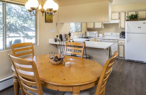 Sisters Condo | Private, Quiet 2 Bedroom Condo w/Pool & Hot Tub