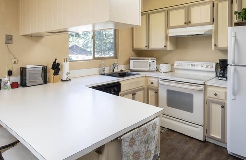 Sisters Condo | Private, Quiet 2 Bedroom Condo w/Pool & Hot Tub