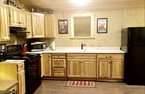 Fredericksburg Cabin | Private, quiet, rustic cabin. Minutes from Old Tunnel State Park