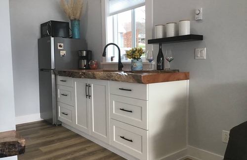 Brew Bay Apartment | Private, Relaxing Ocean Front Cottage.