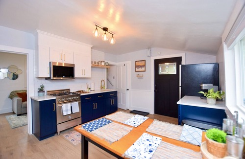 West Highland Cottage | Private Remodeled Berkeley/Tennyson Guest House with a 93 Walk Score