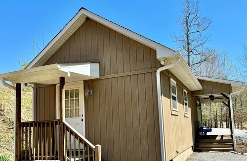Marion Cottage | Private Resort Cabin in Gated Community at Lake James