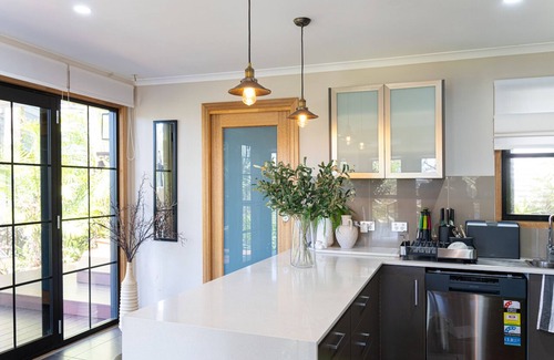 Tegerin House | Private Retreat short stroll to the lake! Best suit for Family & Business trips!