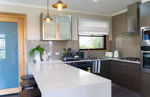 Tegerin House | Private Retreat short stroll to the lake! Best suit for Family & Business trips!