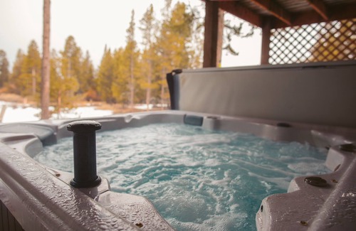 La Pine House | Private Riverfront Lodge w/Indoor Pool, Movie Theater, Hot Tub on Acreage