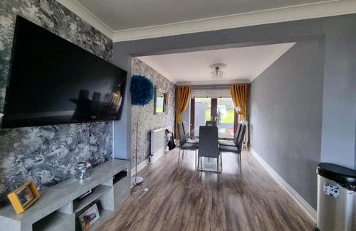 Belfast House | Private room City skyline and mountain views close too belfast centre and airports free parking