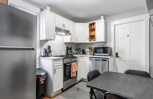 Columbus Park - Andrew Square Apartment | Private Room in Newly Updated Apt minutes to beach