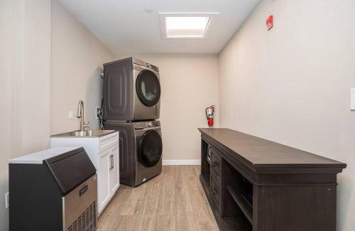 Bradenton House | Private Room, Kitchen & Bath 1