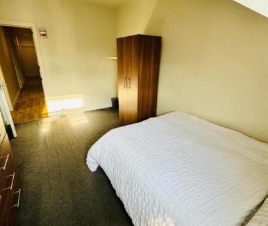 Wakefield Apartment | Private room - Shared Bathroom, Wakefield