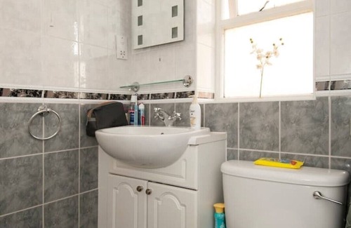 Cheshunt House | Private Room With En-suite Bathroom 5mins From Station