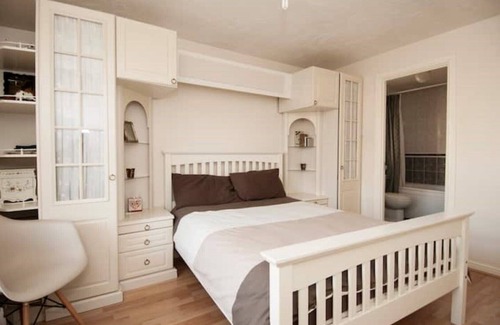 Cheshunt House | Private Room With En-suite Bathroom 5mins From Station