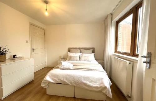 Rutherglen House | Private room with en-suite and parking in shared flat