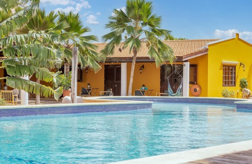 Kralendijk House | Private room with patio view - Boutique Hotel Wanapa