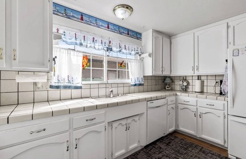 Marina House | Private Room with Share Bathroom and Kitchen