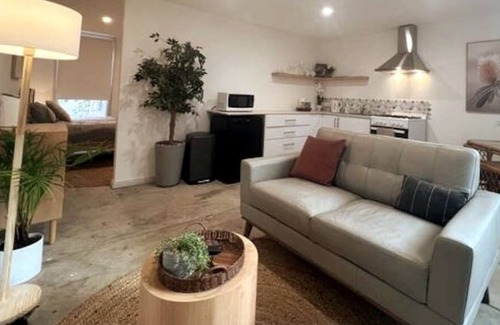 Rockingham House | Private Rustic Studio Guesthouse