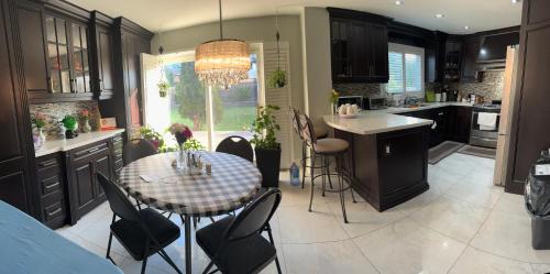Mississauga House | Private Single Bedroom in City Centre Q66