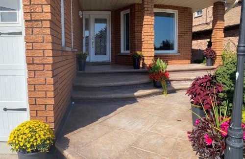 Mississauga House | Private Single Bedroom in City Centre Q66